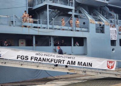 Auslaufen zum IPD 24 – BM geht an Bord des EGV. Foto: U. Mergener