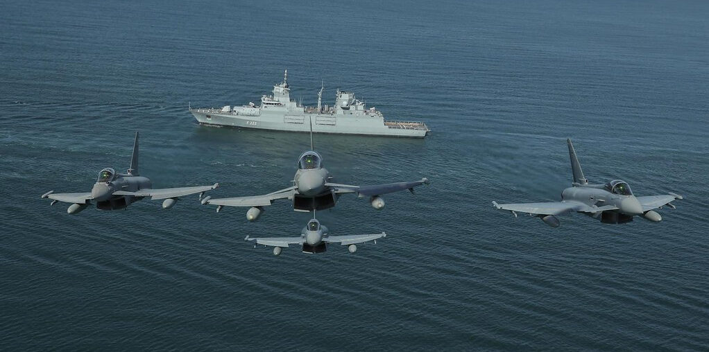 Überflug der deutsch-spanischen Formation beim Auslaufen der Fregatte "Baden-Württemberg" aus Rota/Spanien. Foto: Ejercito del Aire/Spain