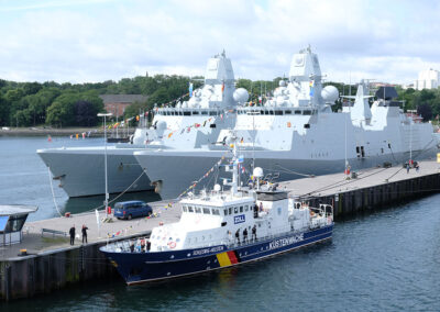 The Danish frigates "Peter Willemoes" and "Niels Juel" - in the foreground the customs cruiser "Schleswig-Holstein"