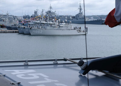 Left: HNLMS Mercuur, right: Tripartite-class minesweepers