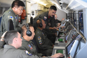 Offiziere der philippinischen Marine besichtigen eine P-8A der US Navy, Foto: US Navy