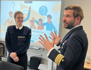 Fregattenkapitän Hilgendag-Pawel (l.) undFregattenkapitän Gößing begrüßen die Teilnehmer, Fotos: Bw