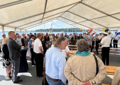 Gut besucht, im Hintergrund läuft die "Gorch Fock" aus, Foto: hsc