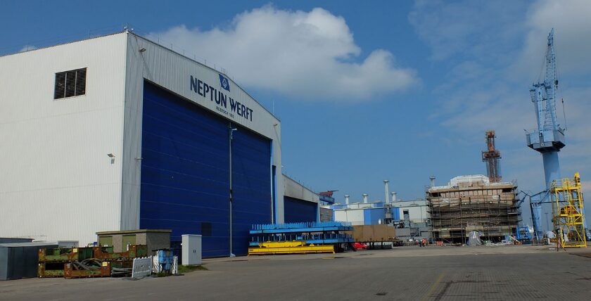 Während in der Halle der Rumpf entsteht, wartet das vorgefertigte Deckshaus bereits auf dem Werftgelände, Fotos: hsc