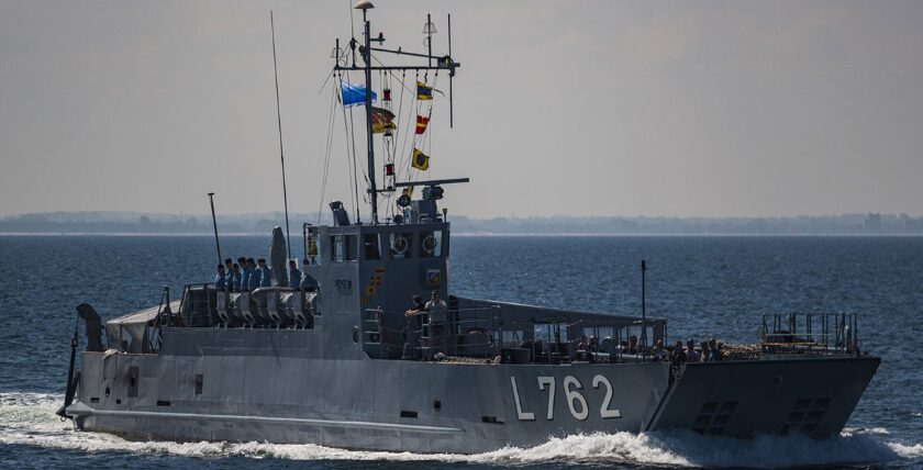 Landungsboot "Lachs" mit Besatzung in Passieraufstellung, Foto: Daniel Angres