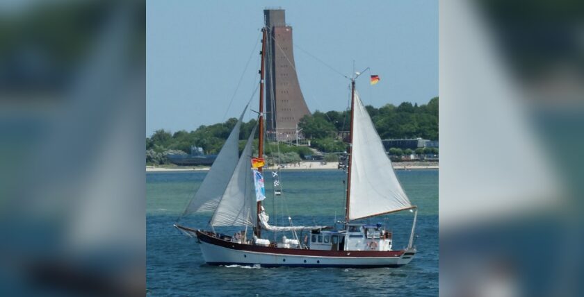Kieler Woche: "Nordwind vor dem Marineehrenmal", Foto: hsc