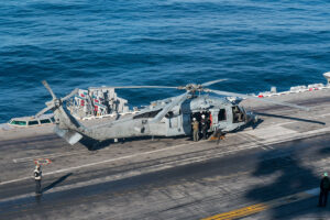 Während der Übungen steht zur Sicherheit immer ein Sikorsky MH-60S bereit, Foto: Ralf Plechinger