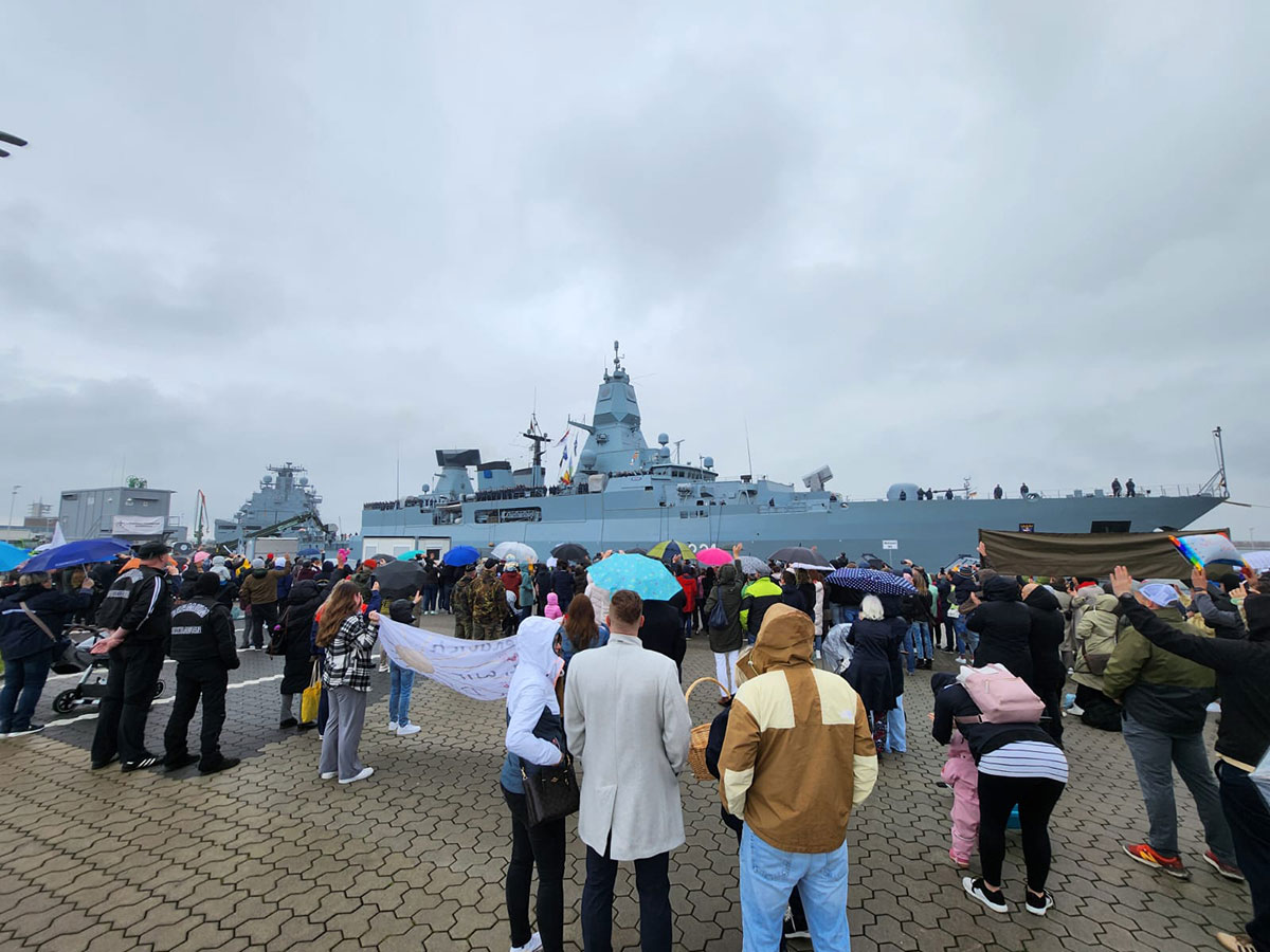 Nach anstrengenden Wochen läuft die Hessen wieder in Wilhelmshaven ein, Foto: Bw/Leon Rodewald