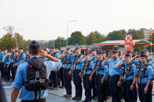 Antreten der Besatzung an Oberdeck, Foto: Bw/Leon Rodewald