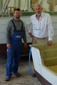 Geschäftsführer Martin Krebs (l.) mitmarineforum-Chefredakteur Holger Schlüter Edle Innenausstattung in Holz, Foto: hsc