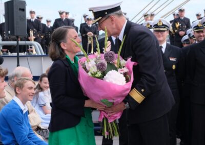 Flotilla Admiral Jens Nemeyer presents a bouquet of flowers to Mrs von Kielmansegg. Photo: hsc