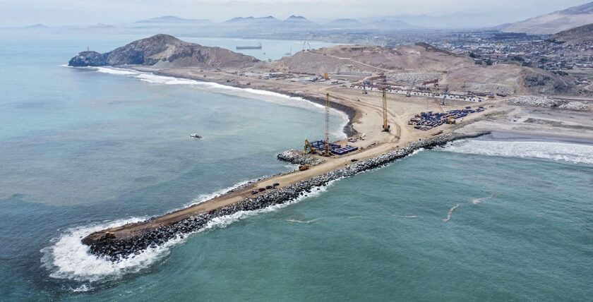 "Chinese construction site" in the new Peruvian port of Chancay, image: Andina
