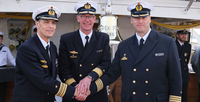 Flotilla Admiral Jens Nemeyer, Captain Andreas-Peter Graf von Kielmansegg and the new Commander Frigate Captain Elmar Bornkessel at the handover of command on the 'Gorch Fock', photo: hsc