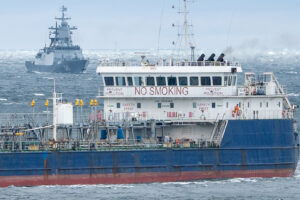 Russisches Tankschiff "Yaz" in Begleitung der Korvette "Stoikiy". Foto: Michael Nitz