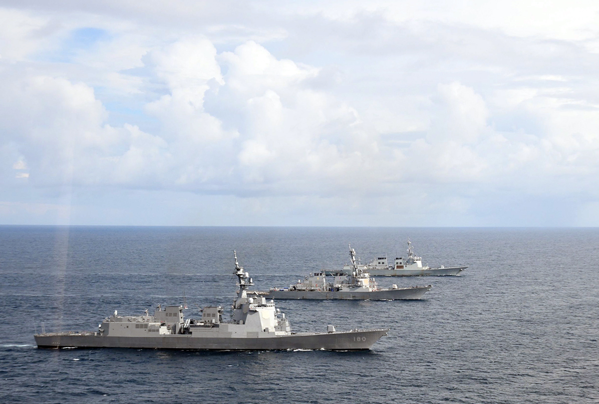 Lenkwaffenzerstörer Benfold,Haguro und Yulgok YI I im Südchinesischen Meer, Foto: MoD Japan