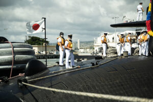 Gegenseitige Besuche, wie hier in Pearl Harbor, stärken das Verständnis für einander, Foto: US Navy/Leland T. Hasty II.