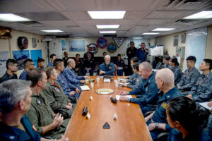 Japanische und südkoreanischeVerbindungsoffiziere an Bord der USS Theodore Roosevelt, Foto: US Navy