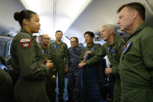 Führende Offiziere der See- und Luftstreitkräfte Australiens, Japans, der Philippinen und der USA an Bord eines P-8A-Seefernaufklärers der US Navy, Foto: US DoD