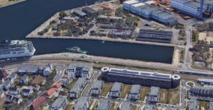 Zwischen MV-Werften und Kreuzfahrtkai baut 50Hertz sein Rostock Offshore Quartier. Quelle: Google Earth