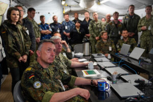 Flottillenadmiral Haisch (v.) während eines Briefings in Putlos, Foto: Bw