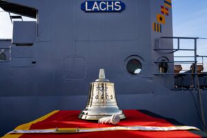 Was vom Tage übrig bleibt: Namensschild, Glocke und Kommandantenwimpel. Foto: Hummer
