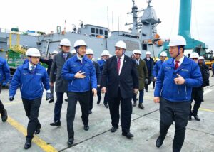 Marine-Staatssekretär Carlos Del Toro besichtigte im Februar 2024 die Hyundai-Werftanlagen im südkoreanischen Ulsan, Foto: US Navy