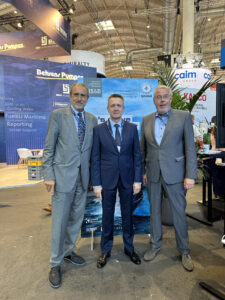 Igor Kabanenko (M.) mit den marineforum-Redakteuren Hans-Uwe Mergener (l.) und Holger Schlüter, Foto: Elb Bureaux/Iryna