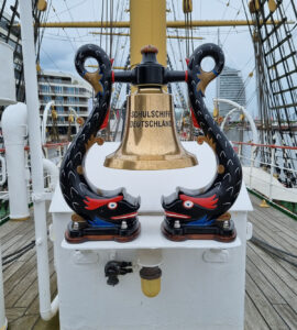Reich verzierte Schiffsglocke, Foto: Deutscher Schulschiff-Verein