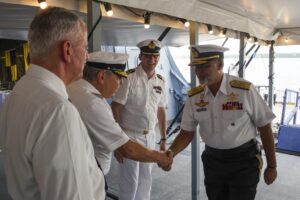 Admiral Datuk Zuhelmy Ithnain kommt an Bord. Foto: Bw/L.Rodewald