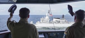 Passex mit der Fregatte KD Lekir (Hullnr 26) der malaysischen Marine. 