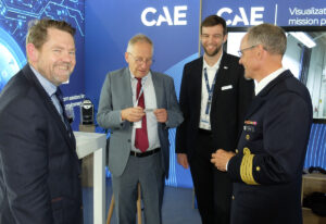 Austausch am Stand von CAE, Foto: hsc