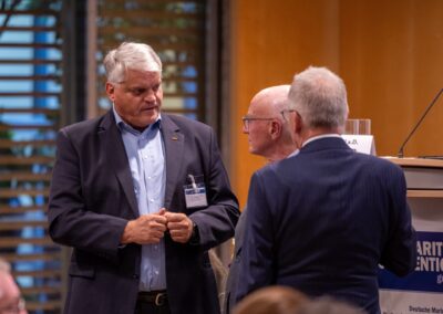 MdB Markus Grübel im Gespräch mit Admiral Rühle und Karsten Schneider Foto: Bundeswehr/Tom Twardy