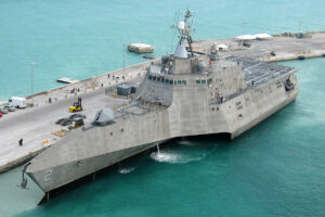 USS Independence, Typschiffeiner der beiden Klassen von LCS, beim Einlaufen in Key West, Florida, Foto: US Navy