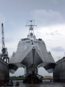 Im Trockendock von Mobile, Alabama gehtdie Independence mit ihrem charakteristischen Trimaranrumpf 2008 ihrer Indienststellung entgegen, Foto: US Navy