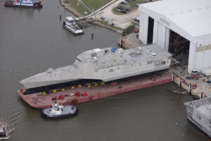 USS Coronado noch alsPre-Commissioning Unit (PCU) vor der Werkhalle von Austal USA in Mobile, Alabama, Foto: US Navy