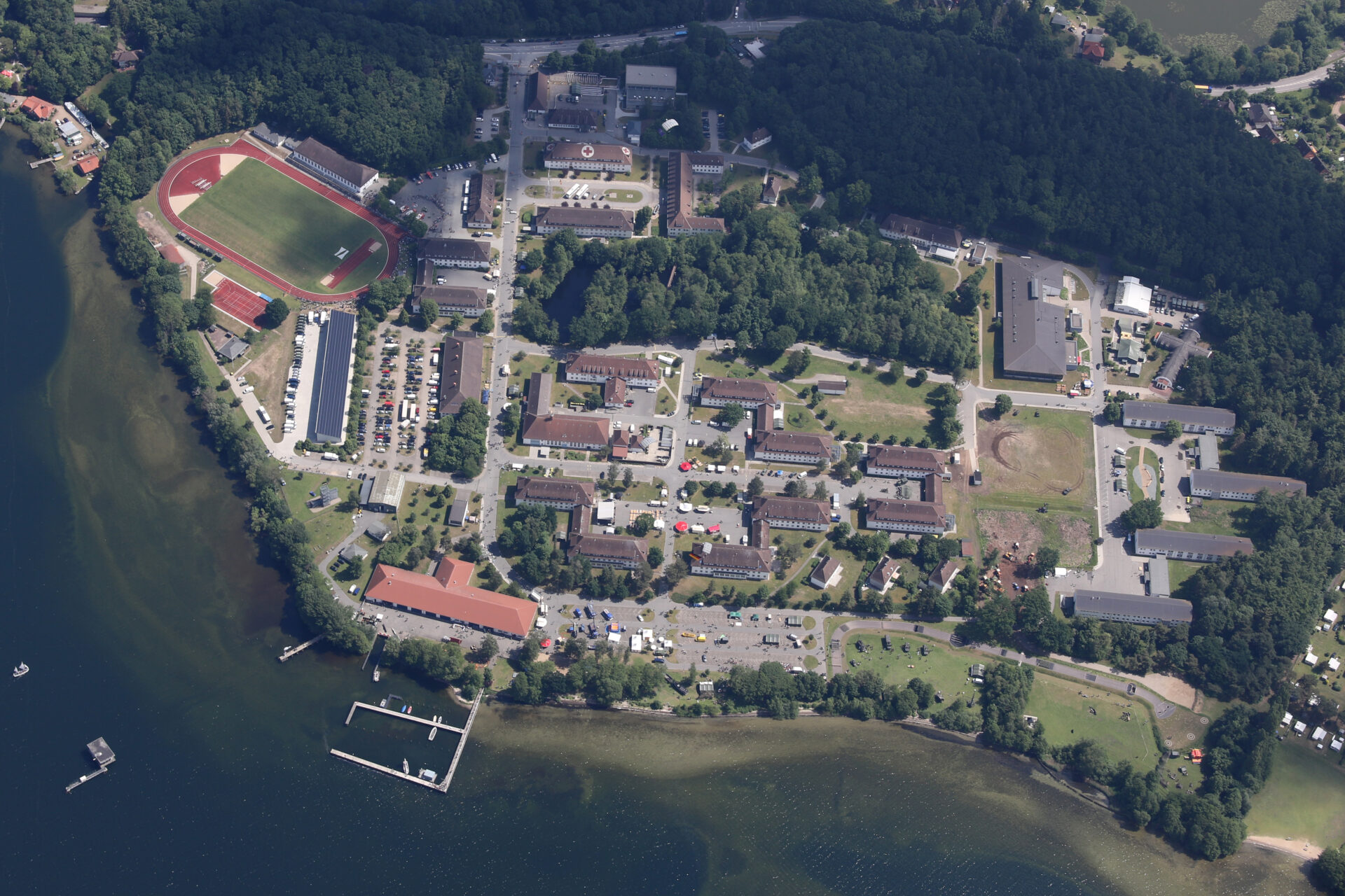 Redaktionshinweis: Nutzung des Bildes nur zur redaktionellen Berichterstattung über den Tag der Bundeswehr. 

Vorführung militärischer Nahkampf am Tag der Bundeswehr 2017 in xy-Stadt, am 10.06.2017.