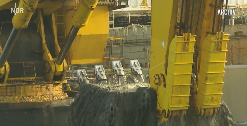 Excavator for deepening the sea canal. Photo: NDR-Nordmagazin