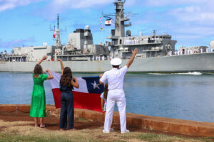 Ein chilenischer Marineoffizier begrüßt mit seiner Familie die Fregatte Almirante Condell, Foto: US Navy/Courtney Strahan