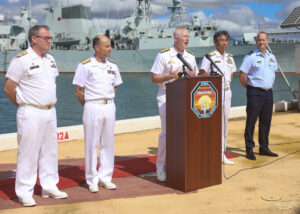 Vizeadmiral John Wade (M.) erläutert den Ablauf von Rimpac, Foto: US Navy/Courtney Strahan