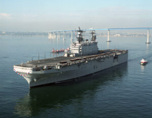 Archivaufnahme des bei Rimpac versenkten amphibischen US-Angriffsschiffs Tarawa aus dem Jahr 1986, Foto: US Navy