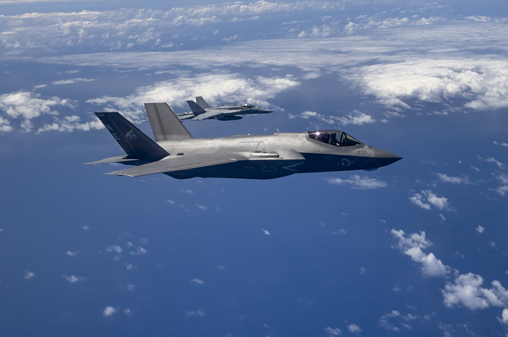 F-35 (v.) und F/A-18 gehören zu den Kampfflugzeugen der großen US-Flugzeugträger, Foto: US Navy/Paul Seeber