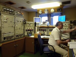 Funkraum auf der Polarstern, Foto: AWI/Hannes Grobe