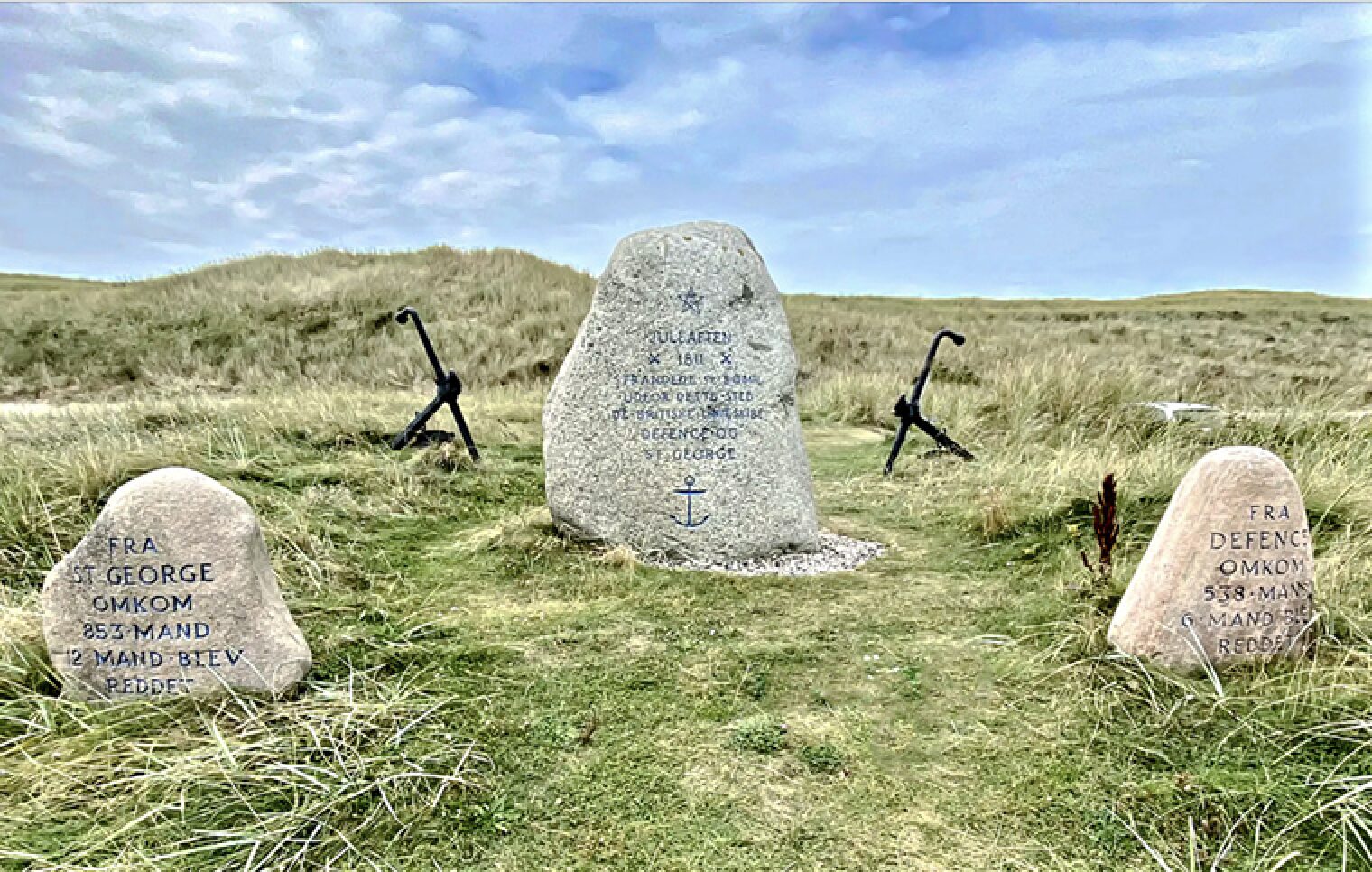 Gedenksteine für die ertrunkenen Seeleuteder St. George und der Defence in den Dødemandsbjergene (Totenmannsberge) südlich von Thorsminde, Foto: Jürgen Rohweder