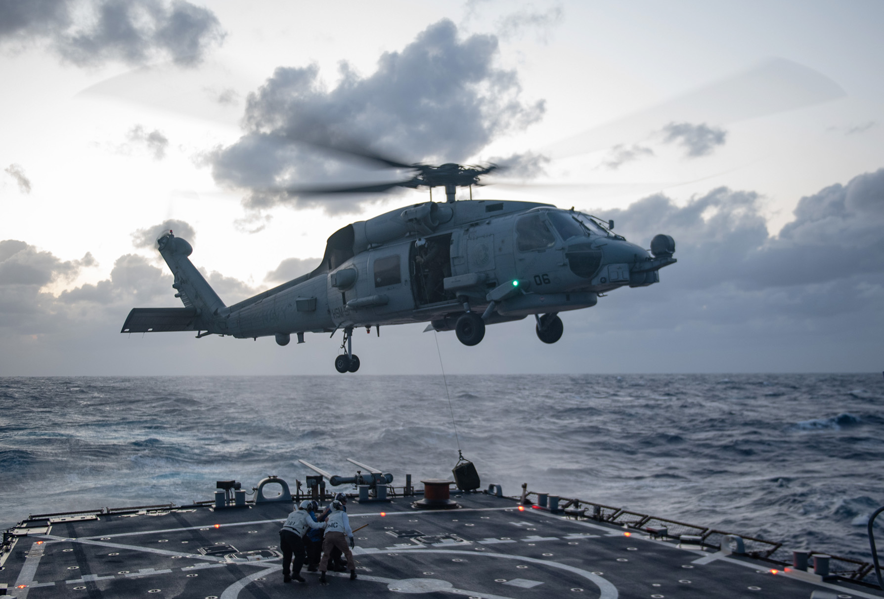 Ein MH-60R Sea Hawk der Helicopter Maritime Strike Squadron (HSM) 51 bereitet sich für die Landung auf dem Zerstörer USS Barry vor, Foto: US Navy/Molly Crawford