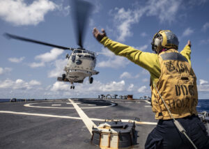 Einweisung eines japanischen SH-60 Sea Hawk auf dem Zerstörer John S. McCain, Foto: US Navy/Jeremy Graham