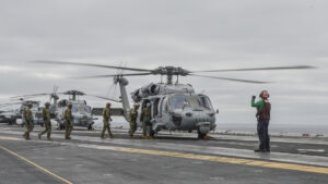 Ein SH-60 Sea Hawk des Helicopter Combat Squadron 4 vor dem Start vom Flugdeck der USS Ronald Reagan, Foto: US Navy/Timothy Schumaker