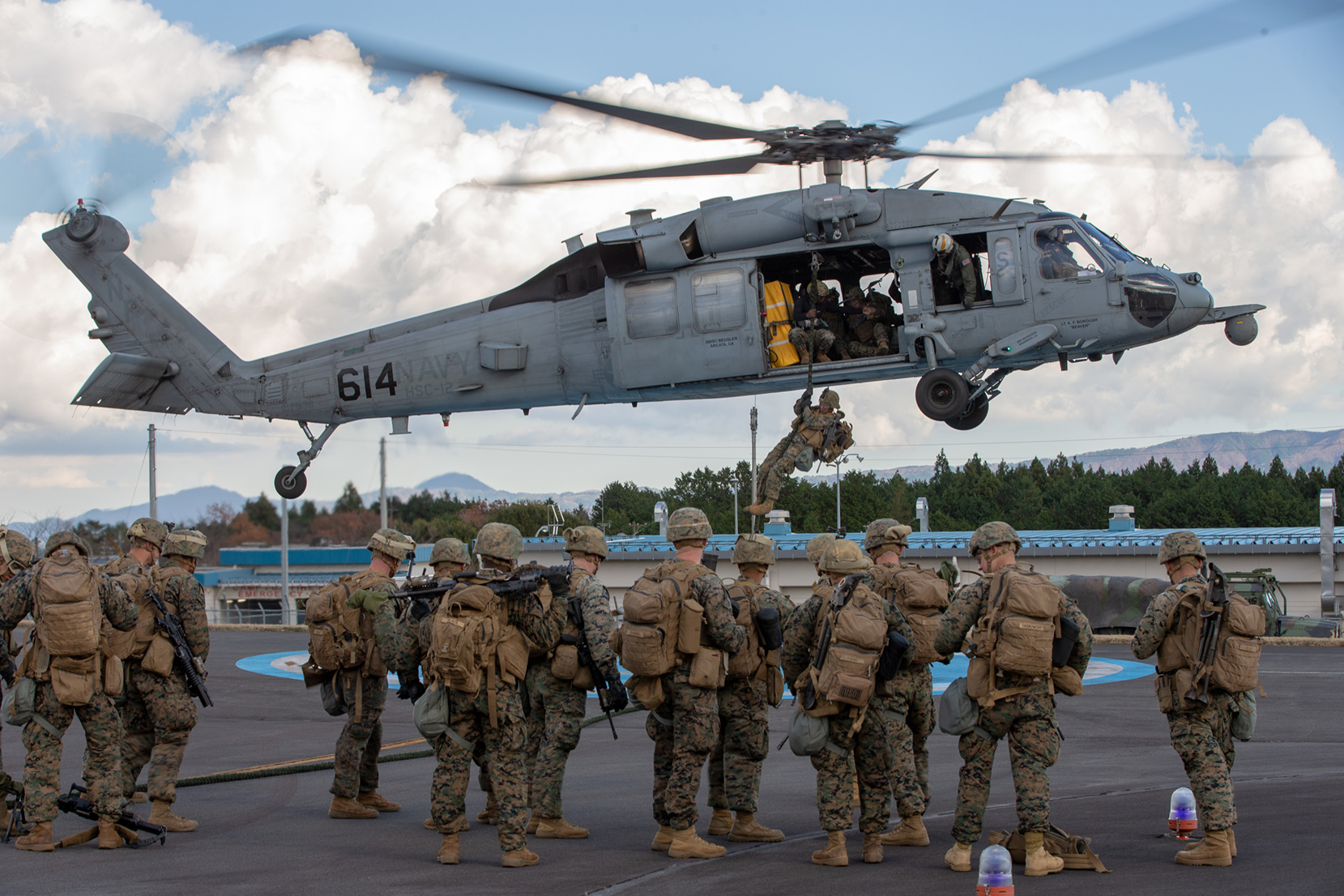 Während der Übung Fuji Viper trainieren US Marines im Dezember 2019 die Durchführung von Spezialeinsätzen mit einem MH-60 Sea Hawk, Foto: US Marine Corps/Ujian Gosun