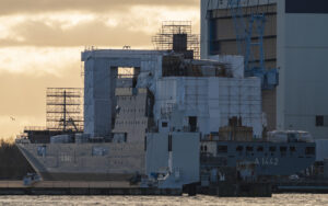 Ausdocken des Marineversorgers Typ 707, Neptun-Werft. Foto: hsc