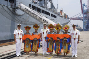 Flottillenadmiral Axel Schulz (M.) mit den Kommandanten der Frankfurt am Main, Fregattenkapitän Hanno Weisensee (l.), und der Baden-Württemberg, Fregattenkapitän Sascha Huth, in Jakarta, Foto: Bw/Leon Rodewald