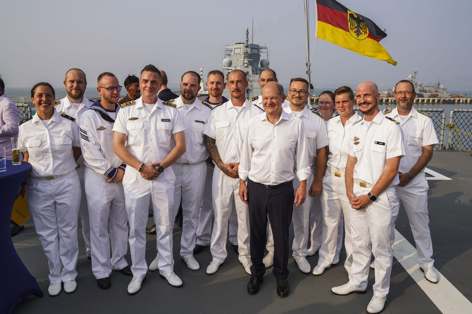 Bundeskanzler Olaf Scholz mit Besatzungsangehörigen im indischen Hafen Goa, Foto: Bw/Leon Rodewald